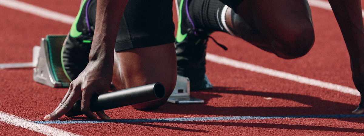 众多电子设备同时播放不同足球赛事直播的场景