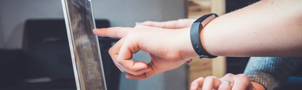 线上社区用户热烈讨论的界面示意图